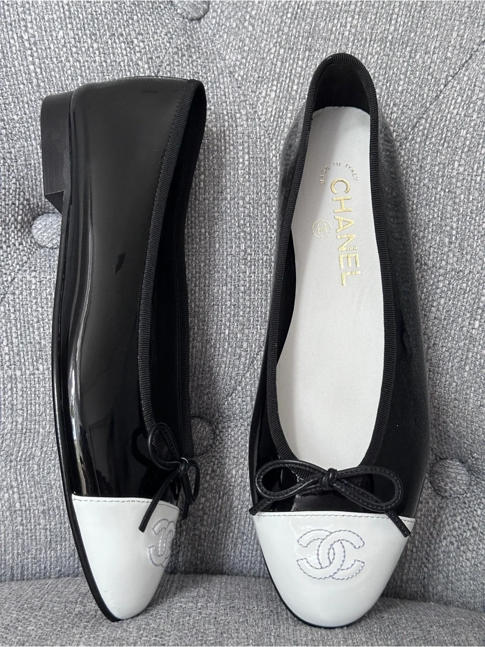 NEW 2026 CHANEL BLACK PATENT LEATHER WHITE CC LOGO CAPTOE BALLET FLATS size 38C